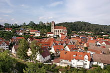 Blick über Veringenstadt mit Burg der Grafen von Veringen und der Stadtpfarrkirche St. Nikolaus