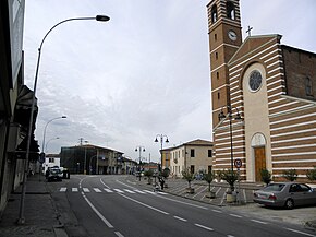 Via Badia con parrocchiale (Piacenza d'Adige).JPG