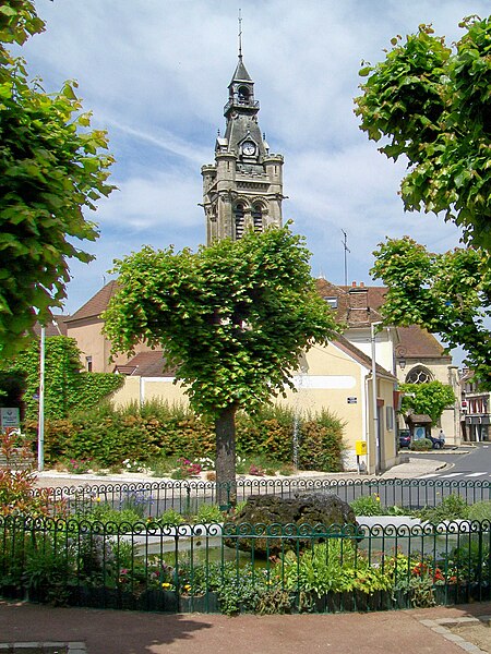 File:Viarmes, square Halbout et clocher de l'église.jpg