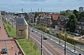 Vue sur la Phoenistraat depuis le moulin, après les travaux, avec la nouvelle gare de Delft à l'arrière-plan.