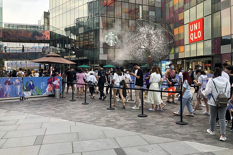 File:Visitors entering Taikoo Li Sanlitun South (20200808170542).jpg