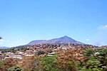 Miniatuur voor Bestand:Vista parcial do B. Nova União com Pico da Ibituruna ao fundo, Governador Valadares MG.JPG