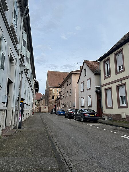 File:Vue large de la rue du Rempart en direction de la rue du Grenier à Haguenau (Bas-Rhin).jpg