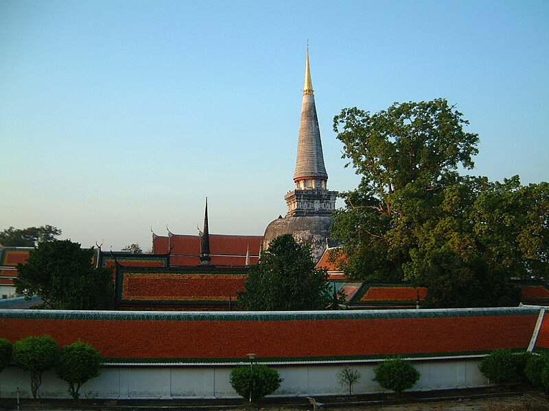 File:Wat-Phra-Baromathat-Nakhon-Srithammarat-Apr-2001-20.JPG