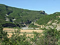 Deutsch: Banjat e Benjës: Blick von Südwest auf die Brücke Ura e Kadiut, Fluss Lengarica und deren Canyon bzw den Durchbruch English: Banjat e Benjës: view from south west at bridge Ura e Kadiut, river Lengarica and its Canyon respectively its water gap Shqip: Banjat e Benjës, Ura e Kadiut e Lumi e Kanionet Lengarica (source name: dscf_F30-2_011678_erster_Blick_auf_Bënja_dt.jpg)