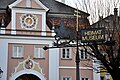 Hinweisschild zum Heimatmuseum Eschach (im Hintergrund Torgebäude)