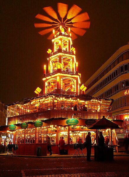 File:Weihnachtsmarkt Pyramide.jpg