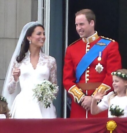 La pareja de recién casados, Guillermo, duque de Cambridge, y Catalina, duquesa de Cambridge, en el balcón del Palacio de Buckingham.