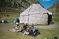 Kirgiška obitelj pred jurtom