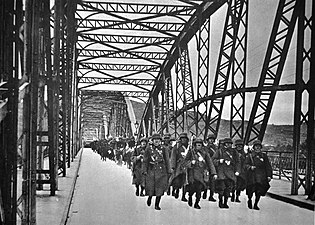 Ungerska trupper passerar bron 2 november 1938.