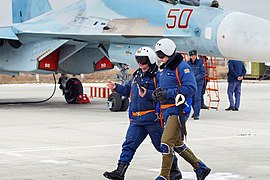 Авиационный персонал государственной авиации на фоне Су-30М2.jpg