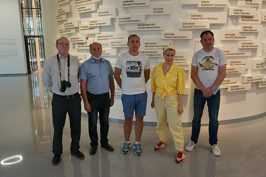 Участники вики-экспедиции в зале Славы Музейного комплекса «ЗОЯ»