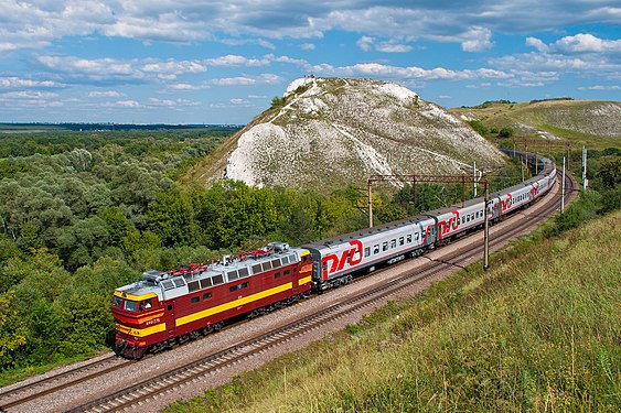 Поезд на фоне горы Шатрище, Воронежская область. Автор — Алексей Задонский