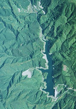 久山町 ←西側・東側→ 宮若市 巨大な湖は犬鳴ダム。 ダムの西側に犬鳴山・北側に西山がある。