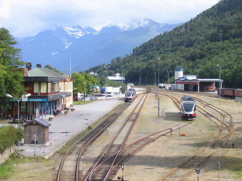 File:0807 16c taki tam widoczek na stacje kolejowa Andalsnes.jpg