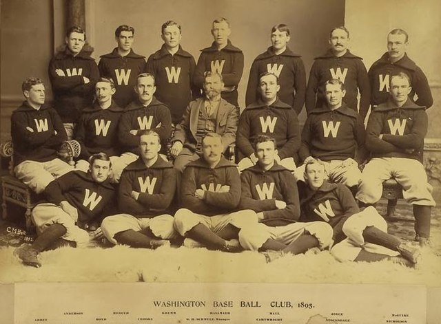 Time de beisebol Washington Senators de 1895. Todos os jogadores da época estão na foto em "posição de comemoração"