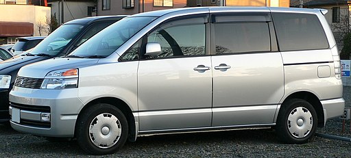 2001 Toyota Voxy 01