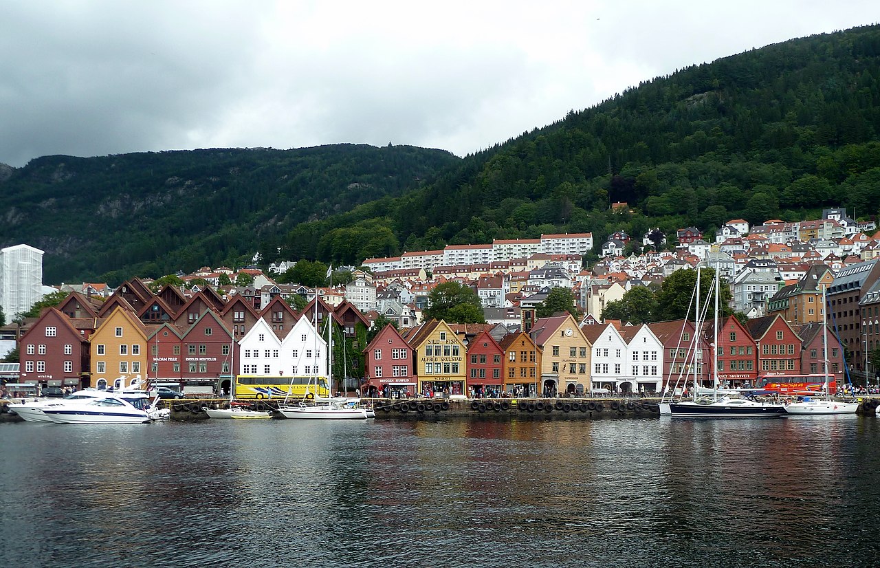 2010-08-06 - Bergen - Bryggen von Vågen aus gesehen - panoramio.jpg