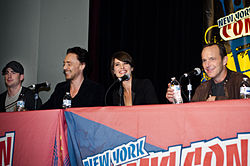Крис Эванс, Том Хиддлстон, Коби Смолдерс и Кларк Грегг на New York Comic Con в октябре 2011 года