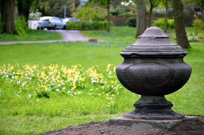 File:2014 Wiederaufstellung Gedenkurnen Hinüberscher Garten, Freimaurerloge „Friedrich zum weißen Pferde“, LH Hannover Fachbereich Umwelt und Stadtgrün, 01k.jpg