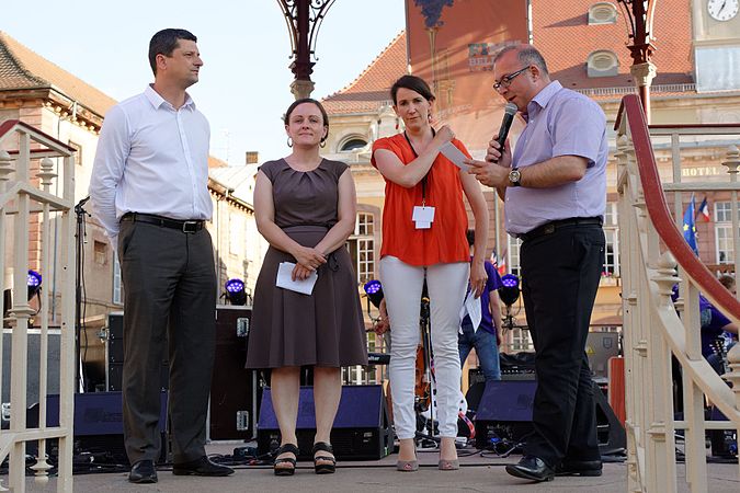 Les élus ouvrent le FIMU 2017 au kiosque à musique : Florian Bouquet (président du conseil départemental), Maude Clavequin (conseillère régionale), Delphine Mentré (adjointe au Maire de Belfort chargée de la communication, des consultations citoyennes (référendums), des jumelages, des relations internationales et des grands événements), Damien Meslot (député-maire de Belfort).