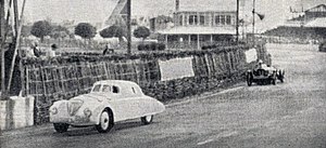 Adler (#33) leads Schell's Delahaye (#11) through the first corner 24 Heures du Mans 1937, deux voitures de categorie differentes en course.jpg