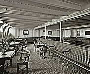 Salón comunal de tercera clase del Olympic, equivalente al del Titanic. Al fondo, se puede observar el único piano disponible para dichos pasajeros.