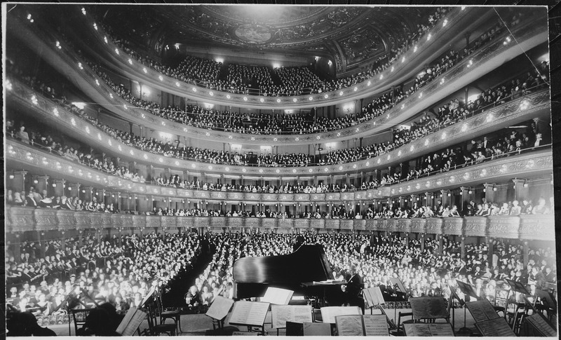 File:A full house, seen from the rear of the stage, at the Metropolitan Opera House for a concert by pianist Josef Hofmann, 1 - NARA - 541890.tif