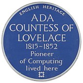 愛達·勒芙蕾絲的牌匾文：「英格蘭遺產委員會，勒芙蕾絲伯爵夫人愛達，1815–1852，計算先驅長居於此」