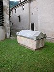 Sarcofago etrusco posto sul sagrato della chiesa parrocchiale di Agno