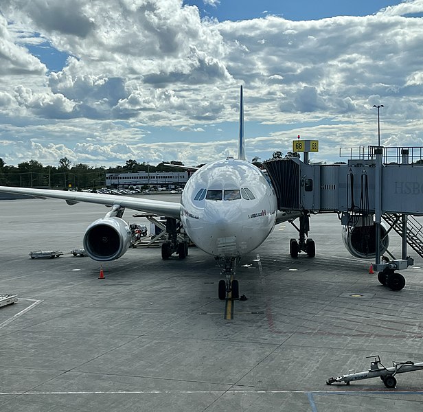 File:Aircraft at Montréal-Pierre Elliott Trudeau International Airport July 2022 (3).jpg