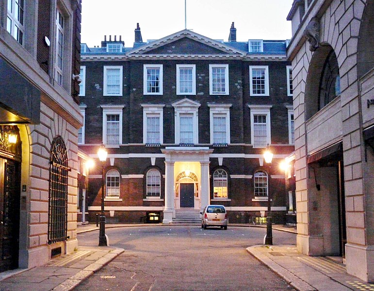 File:Albany Courtyard at dusk.JPG