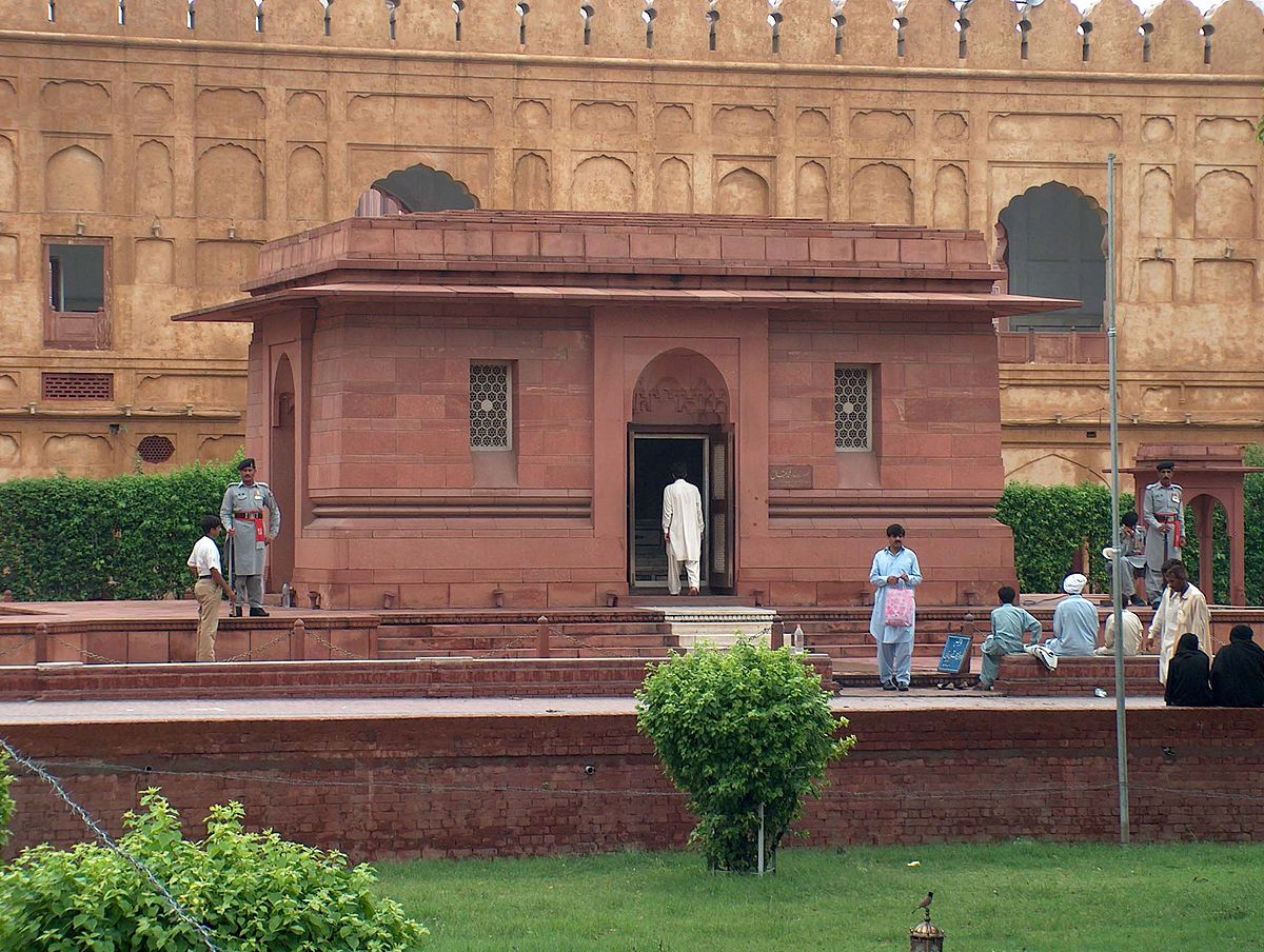 File:Allama Iqbals Tomb East wall close-up July 1 2005.jpg ...