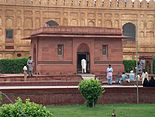 Allama Iqbals Tomb East wall close-up July 1 2005.jpg