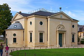 Amphithéâtre édifié par l'architecte Edme Verniquet (1727-1804)[e] : les trois hémicycles hémisphériques ont été ajoutés par Jacques Molinos[31].