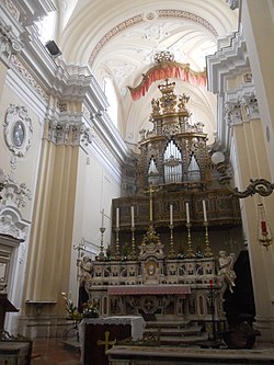 Andria, chiesa di San Francesco - Altare maggiore e organo a canne.jpg