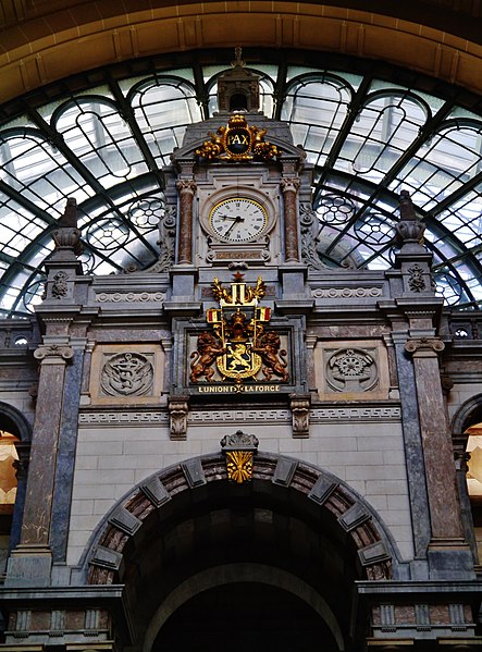 File:Antwerpen Hauptbahnhof Innen Lobby Stiege 7.jpg