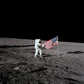 Pete Conrad és az Apollo–12 zászlaja (a vízszintes zászlórúd kissé sérült)