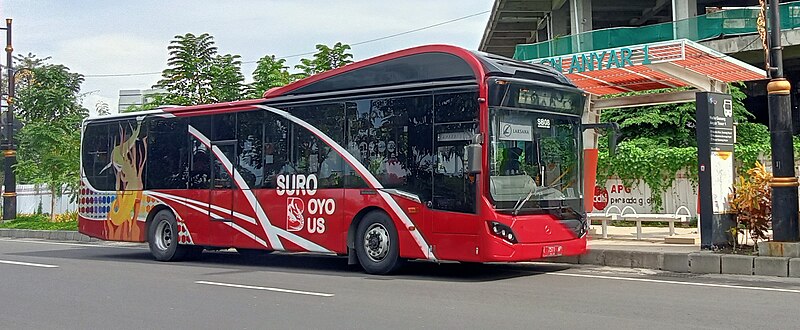 File:Armada Suroboyo Bus Koridor R5 di Halte Puri City (cropped).jpg