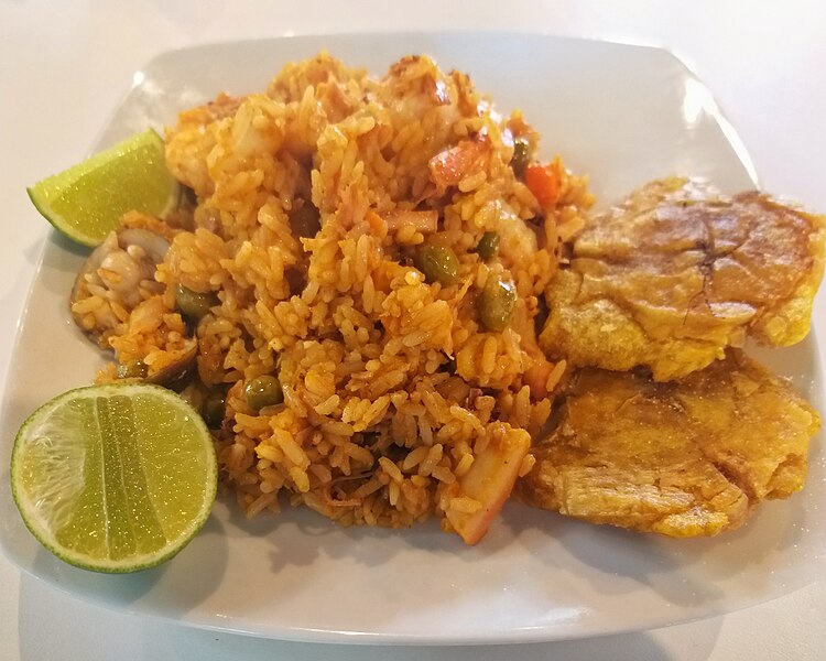 File:Arroz marinero con patacones y limón.jpg