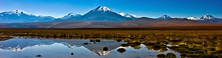 Seen from the Vado de Putana bofedal, FLTR: Volcán Putana, Volcán Curiquinca, Cerro Colorado, Volcán Escalante (El Apagado), Cerro Ojos del Toro, Cerro Saciel and Volcán Sairécabur. Camera location: 22°35′30.31″S 68°0′19.89″W. heading: 115°