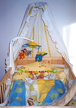 Babybett mit Spielzeug