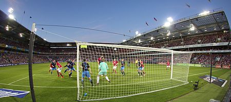 Tập_tin:Ball_in_penalty_area,_Norway_vs_England,_May_2012.jpg