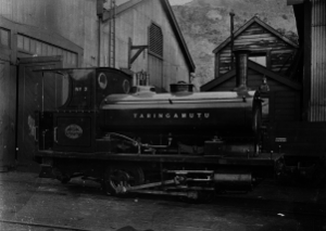 Taringamutu Totara Sawmill kompaniyasi uchun Barclay bug 'lokomotivi, taxminan 1910 yil ATLIB 337398.png