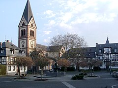 Ortsmitte (Walpot-Platz) mit Kirche