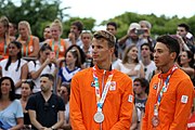 Deutsch: Beachvolleyball bei den Olympischen Jugendspielen 2018; Tag 11, 17. Oktober 2018; Jungen, Medaillenzeremonie - Gold: Schweden (David Åhman & Jonatan Hellvig), Silber: Niederlande (Matthew Immers & Yorick de Groot), Bronze: Argentinien (Bautista Amieva & Mauro Zelayeta) English: Beach volleyball at the 2018 Summer Youth Olympics at 17 October 2018 – Boys Victory ceremony - Gold: Sweden (David Åhman & Jonatan Hellvig), Silver: Netherlands (Matthew Immers & Yorick de Groot), Bronze: Argentina (Bautista Amieva & Mauro Zelayeta)