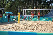 Deutsch: Beachvolleyball bei den Olympischen Jugendspielen 2018; Tag 8, 14. Oktober 2018; Mädchen, Achtelfinale – Bolivien-Puerto Rico 0:2 (18–21/18–21 ) English: Beach volleyball at the 2018 Summer Youth Olympics at 14 October 2018 – Girls Round of 16 – Bolivia-Puerto Rico 0:2 (18–21/18–21 )