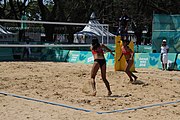 Deutsch: Beachvolleyball bei den Olympischen Jugendspielen 2018; Tag 8, 14. Oktober 2018; Mädchen, Achtelfinale – USA-Peru 2:0 (21–19/21–12) English: Beach volleyball at the 2018 Summer Youth Olympics at 14 October 2018 – Girls Round of 16 – USA-Peru 2:0 (21–19/21–12)