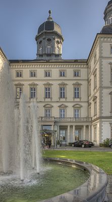 Schloss Bensberg Eingangsbereich Hauptgebäude im Spiel des Brunnens