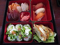 Sushi-Bentō – 寿司弁当 – mit Gyōza (unten r.)